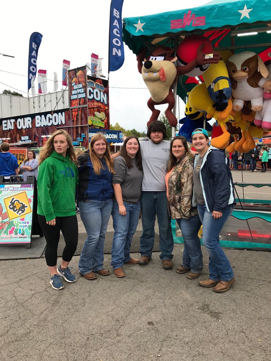 ffanvaveep's tweet photo. Thankful for the memories and friends made in the blue corduroy jacket. #ThankfulGratefulBlessed #icamewithfriendsandleftwithfamily https://t.co/4Vxf5HwKFA
