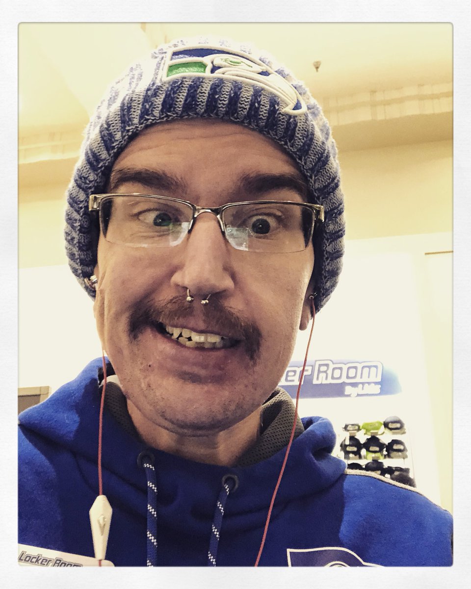 taysemicolon's tweet photo. #30selfies30dayschallenge #movember #day23 #pic20 https://t.co/7pBbAHGBrA