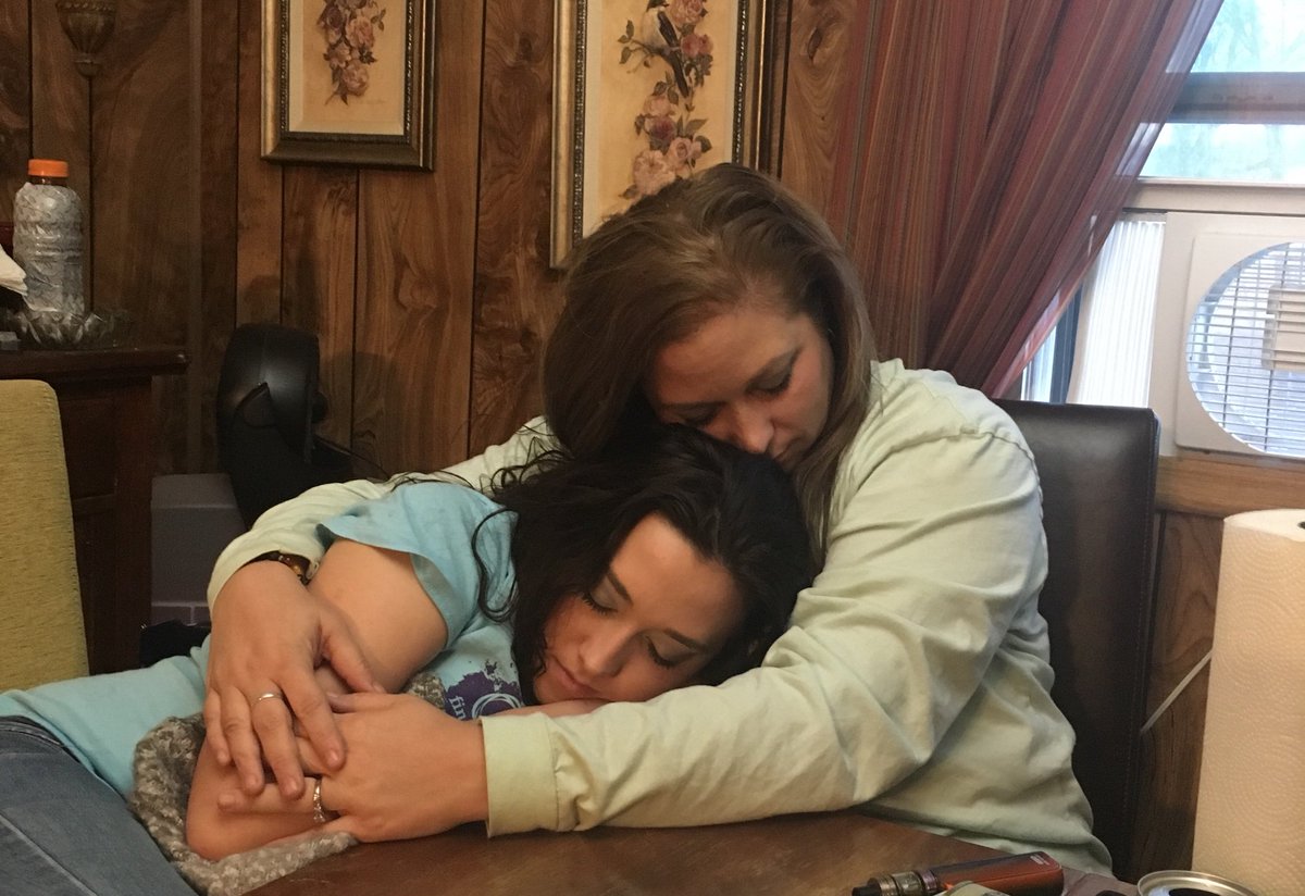 tracylmcc3's tweet photo. Thanksgiving Day..... No words necessary.... #momofanangel #tayleofyellow #sisterofanangel #firstthanksgivingwithoutyou https://t.co/2AFK8SX7MV