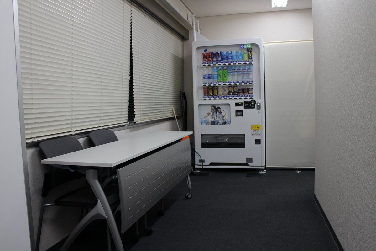 OsakaSmg's tweet photo. 近商ビル7A　22.4坪　75㎡　10-45名収容可能　終日利用10-21時　39000円
弊社近商ビルでは直前のご利用や早朝（10時より前）、夜間（21時以降）の利用のお客様にもご利用いただける会場となっております。　
#大阪　#貸し会議室　#大阪貸会議室　#大阪会場　#研修会　#セミナー https://t.co/gdps6PIauZ