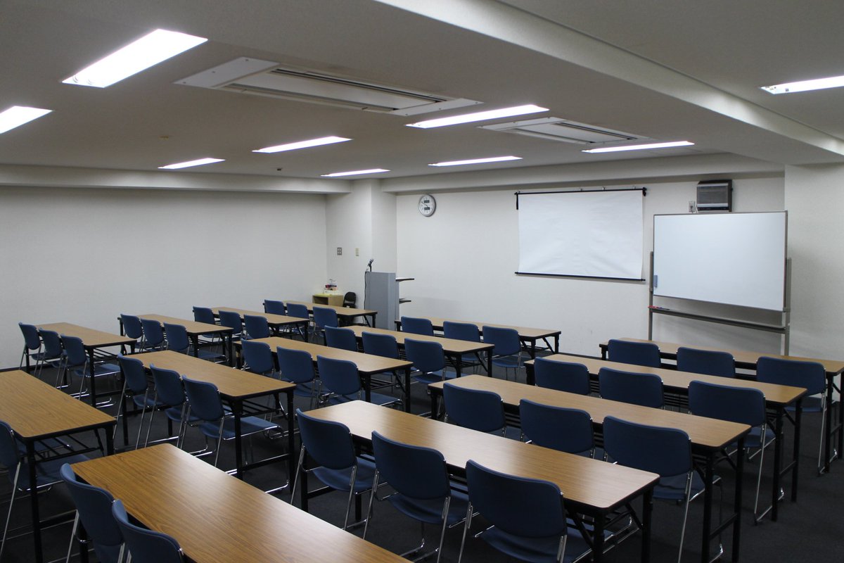 OsakaSmg's tweet photo. 近商ビル7A　22.4坪　75㎡　10-45名収容可能　終日利用10-21時　39000円
弊社近商ビルでは直前のご利用や早朝（10時より前）、夜間（21時以降）の利用のお客様にもご利用いただける会場となっております。　
#大阪　#貸し会議室　#大阪貸会議室　#大阪会場　#研修会　#セミナー https://t.co/gdps6PIauZ