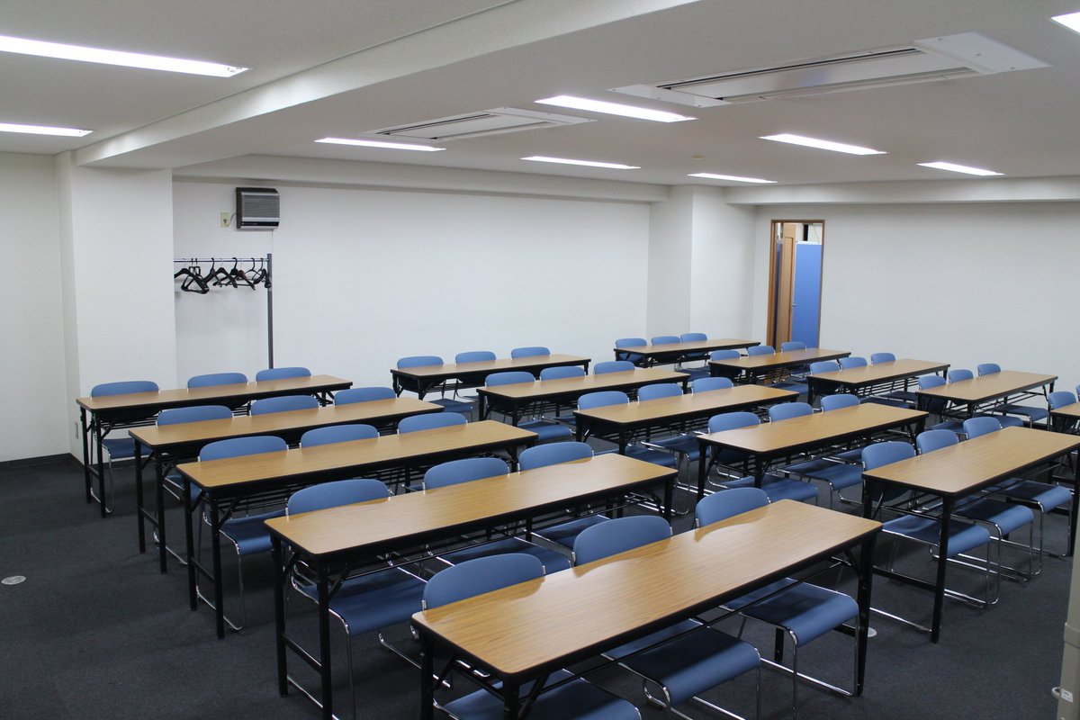 OsakaSmg's tweet photo. 近商ビル7A　22.4坪　75㎡　10-45名収容可能　終日利用10-21時　39000円
弊社近商ビルでは直前のご利用や早朝（10時より前）、夜間（21時以降）の利用のお客様にもご利用いただける会場となっております。　
#大阪　#貸し会議室　#大阪貸会議室　#大阪会場　#研修会　#セミナー https://t.co/gdps6PIauZ