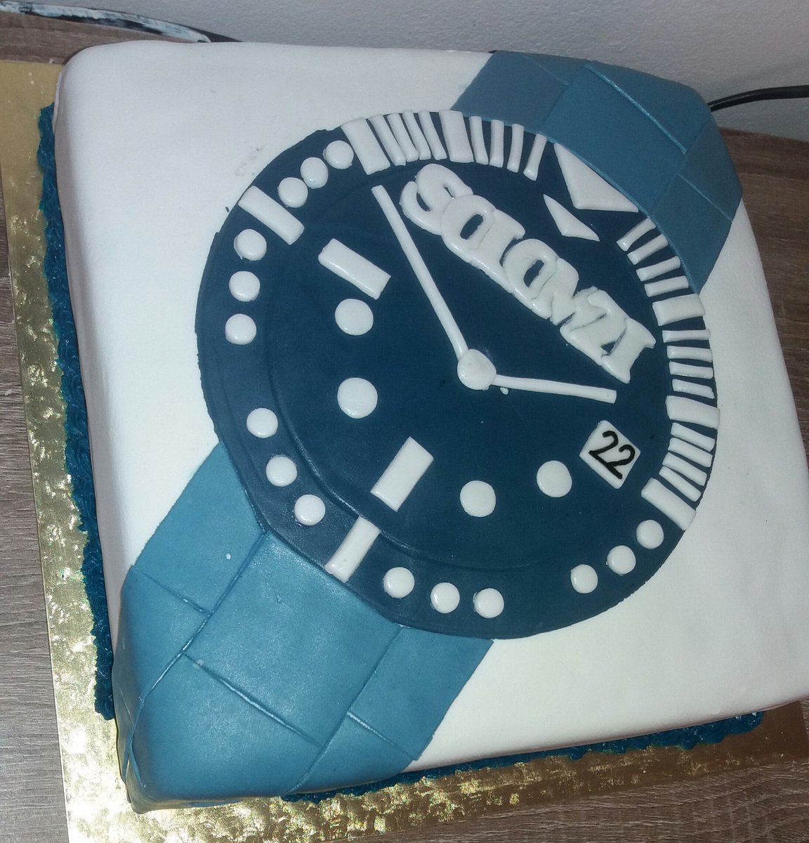 ZaniBun's tweet photo. Cakes for guys... #ManlyCakes #TimePiece #MadeByTamu https://t.co/qG12QfKQzq
