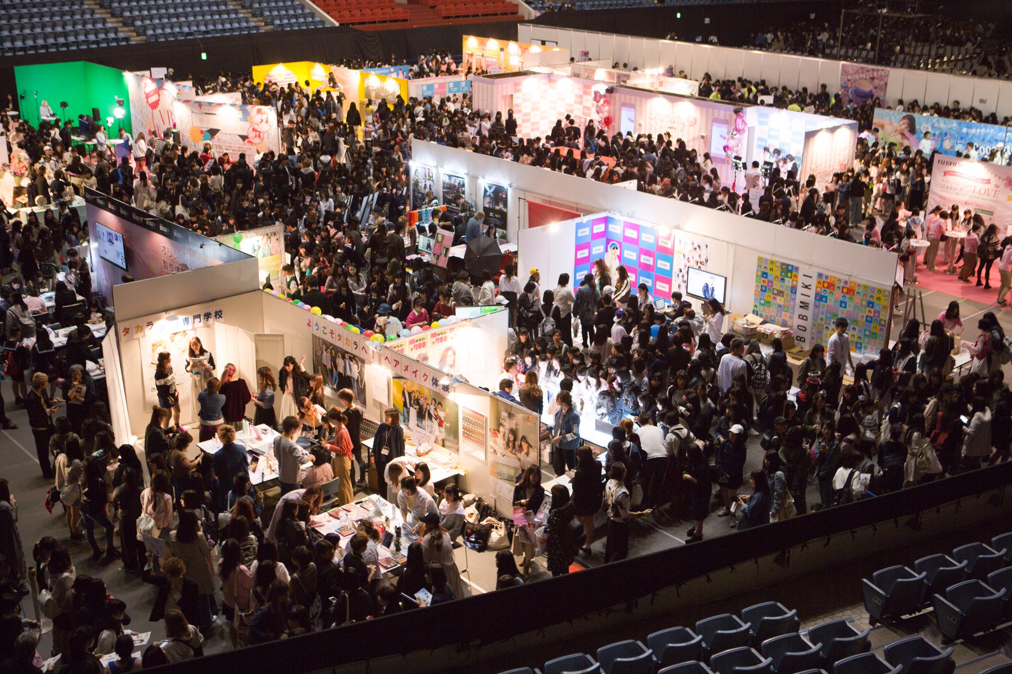 チームシンデレラ シンデレラフェス Vol 5 参加予約受付中 詳細 ご応募はコチラから T Co Bqaotrnuqq 前回のシンデレラフェスの様子を写真でご紹介 会場の半分は企業さんによるブース 半分はjkに大人気のゲスト