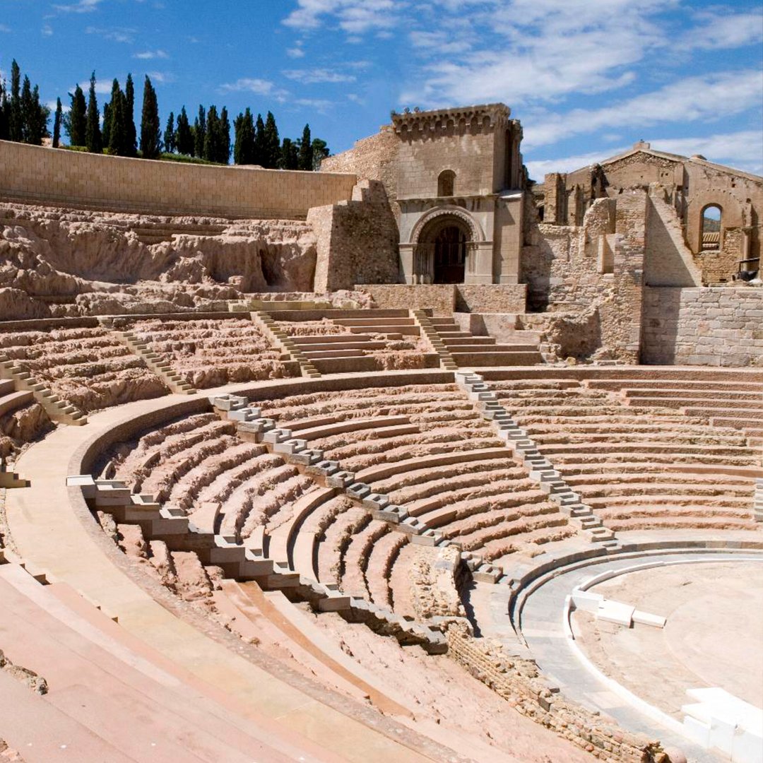 TuriCartagenaES's tweet photo. Así es como empezó la restauración del #TeatroRomano y así es en la actualidad. Si vienes a #Cartagena, tienes que verlo 👀 https://t.co/VYZHQGPZ44