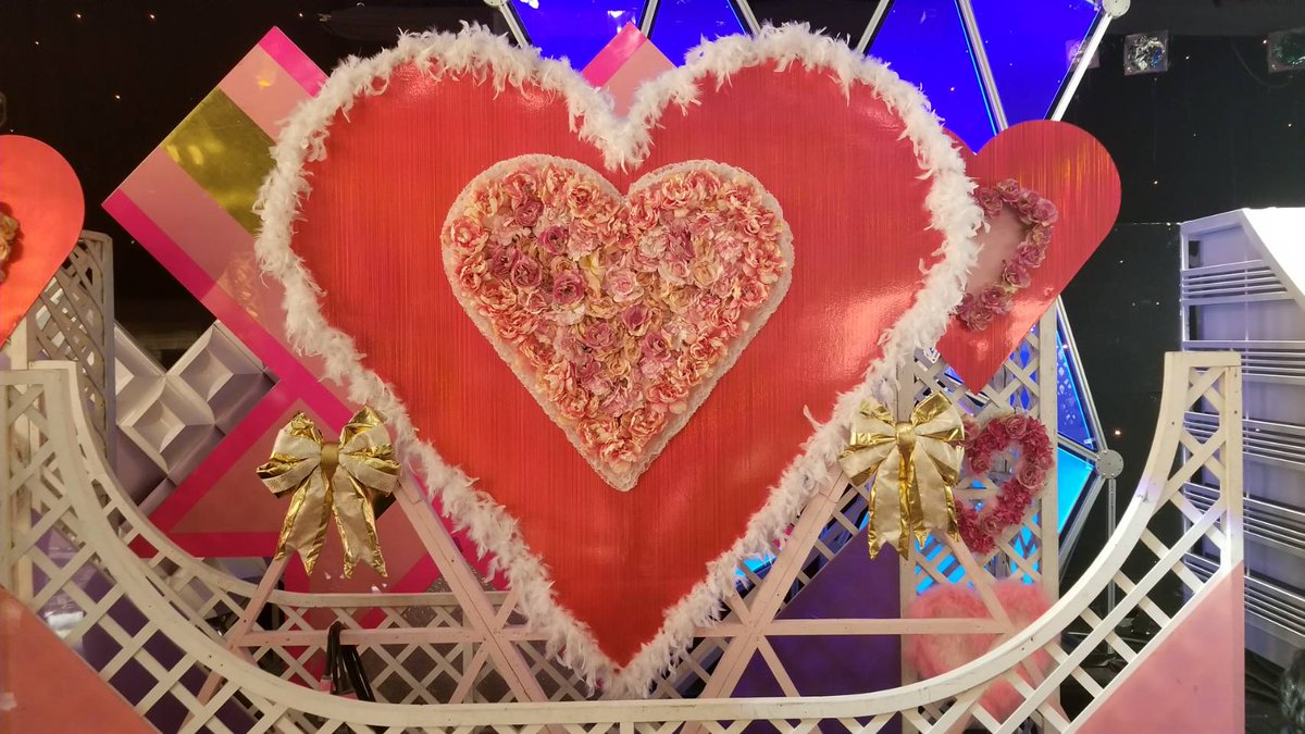 Mst_com's tweet photo. 今日もMステの裏側こっそり見せちゃいます！その１

＃西野カナ　今日のセット＆今日のアクセサリー（悩み中）😎
＃AKB48　　今日のセット＆新衣装のアンクレット😎

#ウラステ https://t.co/zxVGT4uwKU