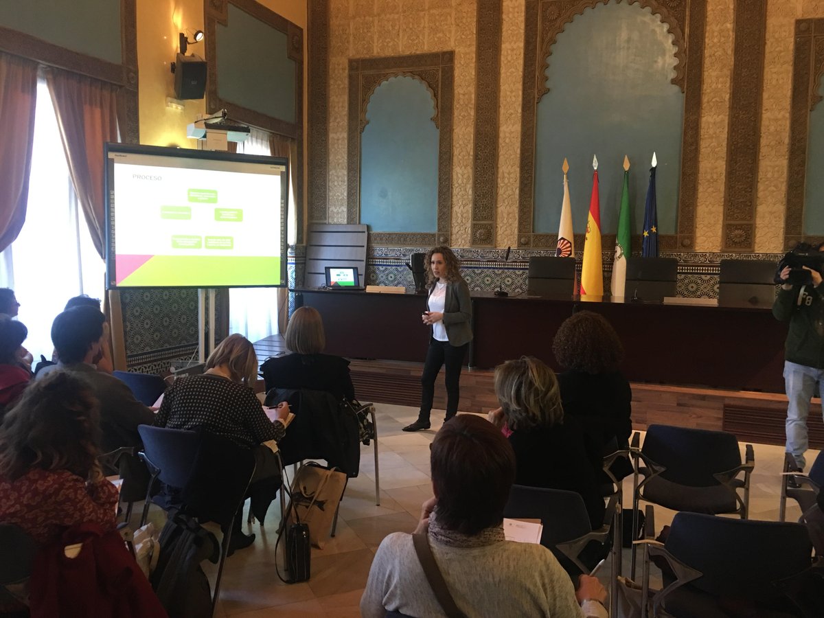 FDescubre's tweet photo. Carolina Moya de @FDescubre nos cuenta en detalla como se realiza la revista IDescubre en el #CCSC17 en #Córdoba https://t.co/HLZBk9B7ou