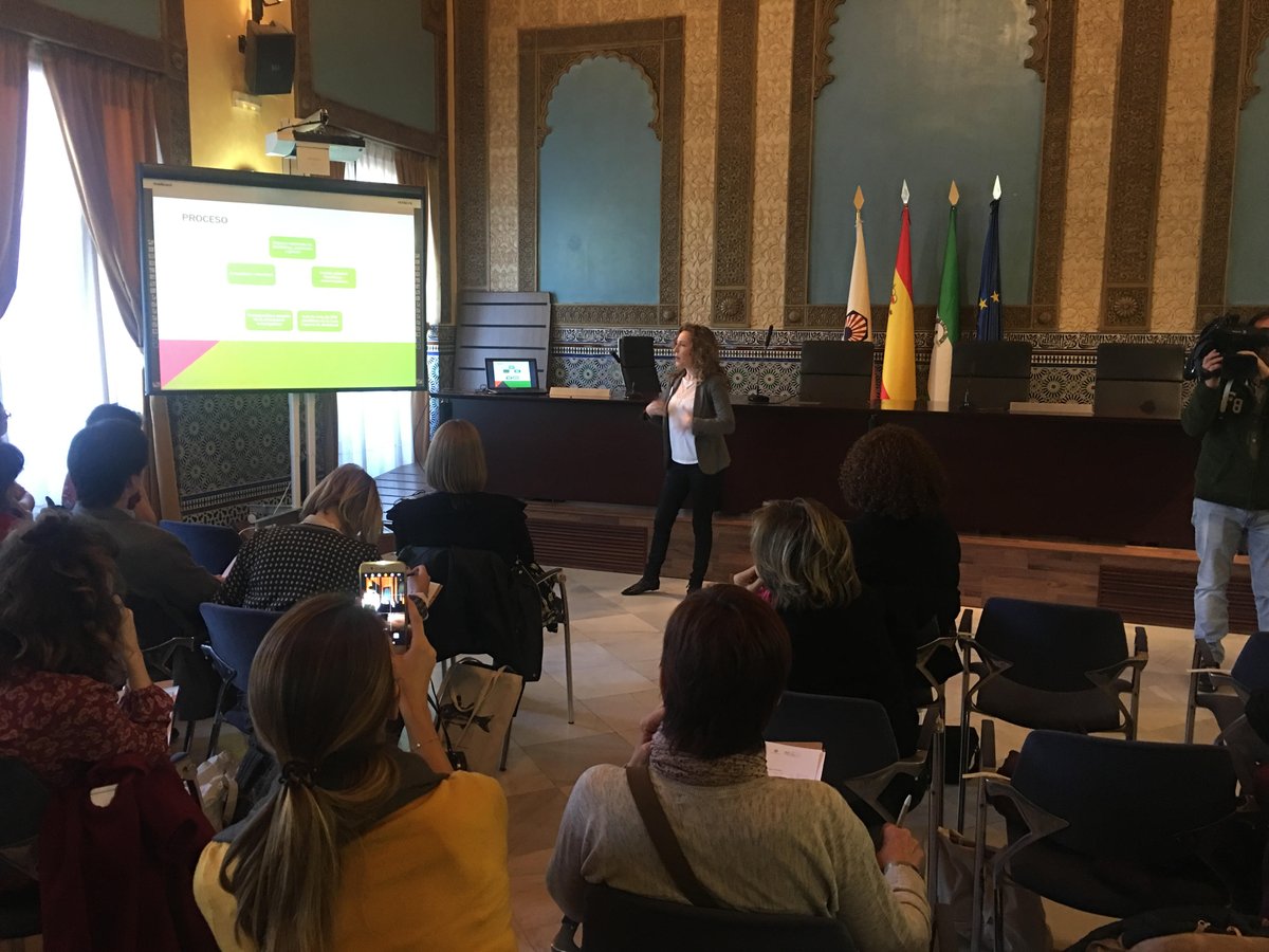 FDescubre's tweet photo. Carolina Moya de @FDescubre nos cuenta en detalla como se realiza la revista IDescubre en el #CCSC17 en #Córdoba https://t.co/HLZBk9B7ou