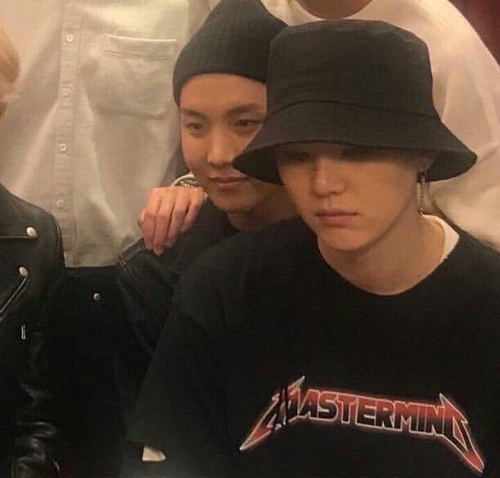 TayMendesz's tweet photo. Ou a estampa pra camisa tinha acabado ou Min Yoongi deu um "leve" spoilerrr 🤔😱😂 #MicDropRemix #BTS #BTSMicDropRemix @BTS_twt https://t.co/sacn3gmfXa