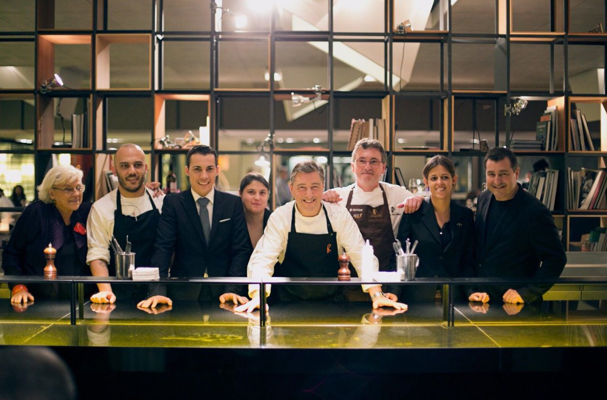 ¡Gran noche ayer! #6manosmugaritzrocamoo: 15 años del #hotelomm. #AndoniLuisAduriz, <a href="/mugaritz/">Mugaritz</a> #RafaPanatieri #JoanRoca <a href="/CanRocaCeller/">El Celler de Can Roca</a> y los sumilleres @guille_sumiller <a href="/JosepPituRoca/">Josep Roca Fontané</a> #CeciliaGuedes y #NereaSorribes unidos por una buena causa <a href="/Acontraelhambre/">Acción contra el Hambre España</a>