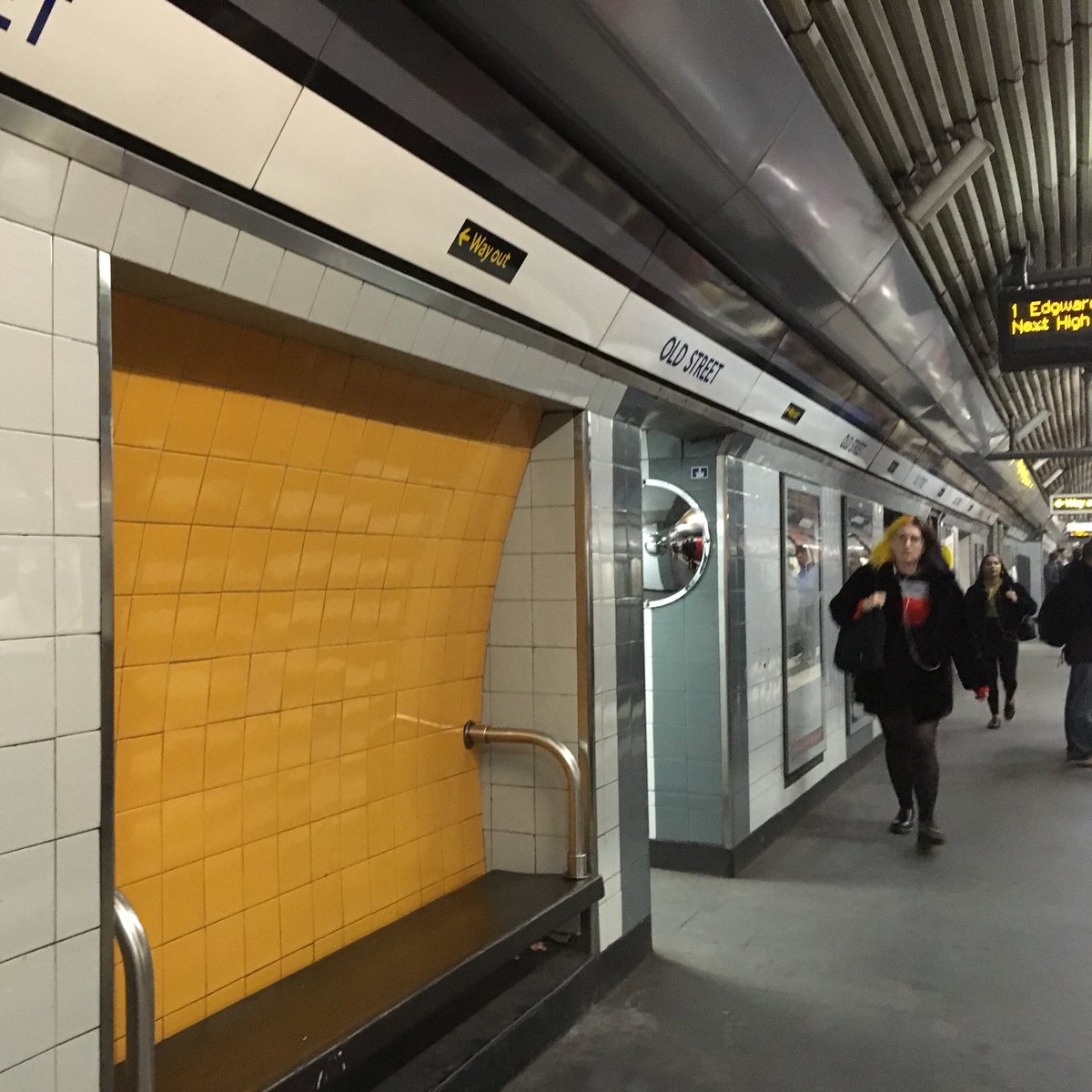 richardprice500's tweet image. Old Street. #DesignResearchUnit prototype platform for the @VictoriaLine on the Northern line.