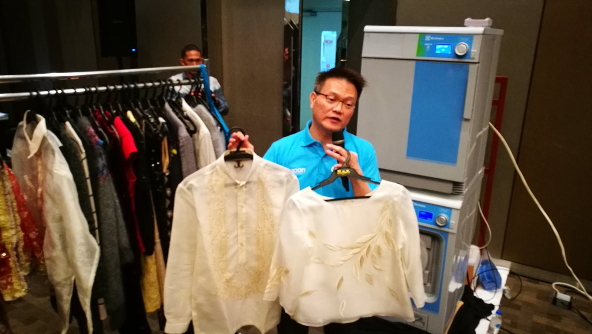 OrangeMagTV's tweet photo. Electrolux Professional Asia Pacific Lagoon Specialist Mr. Kho Hok Tjin demonstrates how to use wet cleaning thru #LagoonAdvanceCare.
#Electrolux #ELSPhilippinesInc #LaundrySystem #ElectroluxProfessional #WhereELS #ElectroluxLaundrySolutions #LagoonAdvancedCareOfficialLaunch https://t.co/ctqtc6eeuf