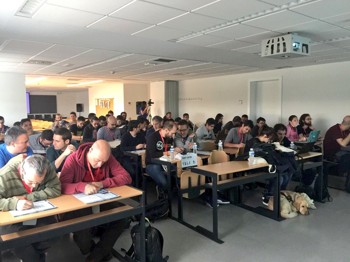 Pero qué G R A N D E <a href="/MDelgadoDiaz83/">Manuel Delgado Diaz</a> llenando salas as usual!! Felicidades!!! Pero qué equipazo!! 😀😀😀 #CodemotionMadrid