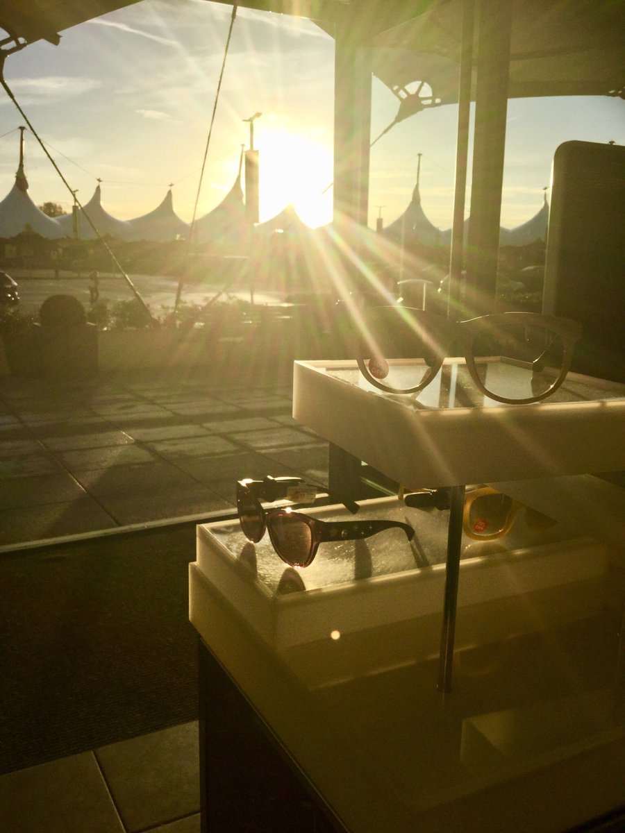 Sun is shining on our awesome deals... extra 30% off on sale items! What a bargain!!! 🤩🤩🤩 #BlackFriday #UPDPS <a href="/HawkinsSarita/">Sarita Hawkins</a> @WheresWarron @Marisa__Mendes