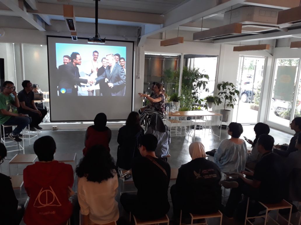 FeliaBoe's tweet photo. How do social Labs relate to social entrepreneurship? Exciting panel discussion with Gigi Septianto from beautiful company @IDWeCare. #FoodChangeLab #FoodlabBandung @hivos @risetindie @IIED https://t.co/o281ai4H9A