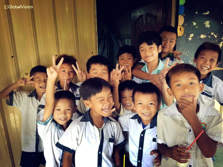 _GlobalVision's tweet image. #캄보디아 짱어라이 마을에 살고 있는 메이!
캄보디아 한 아이의 일일 #교육 비용은 150원이지만 그 돈이 없어 #학교 를 가지 못하고, 일터로 나갑니다
#글로벌비전 이 건립한 '새희망학교'에 다니고 있는 메이의 꿈을 지키고,
캄보디아 #아이들 의 손에 고철 대신 꿈을 담아주세요.
#금요일 #Cambodia