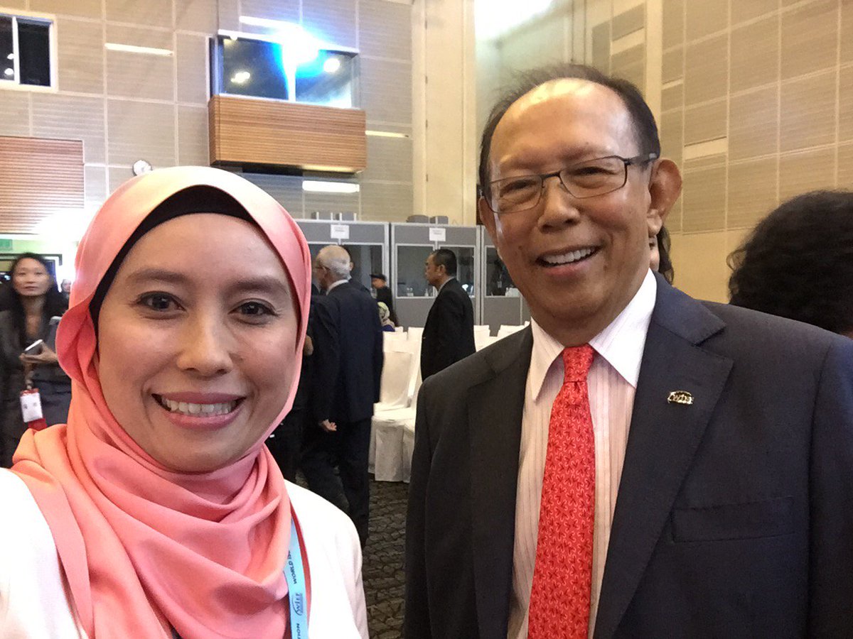 farahnurman's tweet photo. My #13thWIEF moment! DS Rohani, Dato Dr. Norraesah, Su Ci, Tun Musa &amp; gorgeous Lisa @OakeMedia ❤️ #emcee #masterofceremony #kuching #sarawak https://t.co/KJWsOgZKJQ