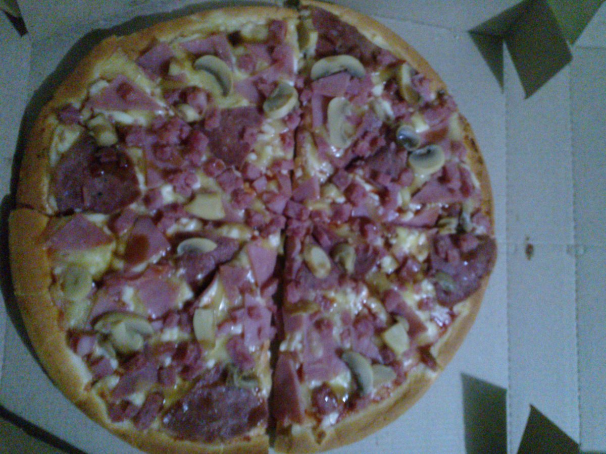 YraGorgeous's tweet photo. 3rd day of OJT :D Chef teaches us how to make Pizza and here it is. #LotsAPizzaCompany#GroupFifthHarmony Hahahaha ! https://t.co/Utz0ud0Vyx