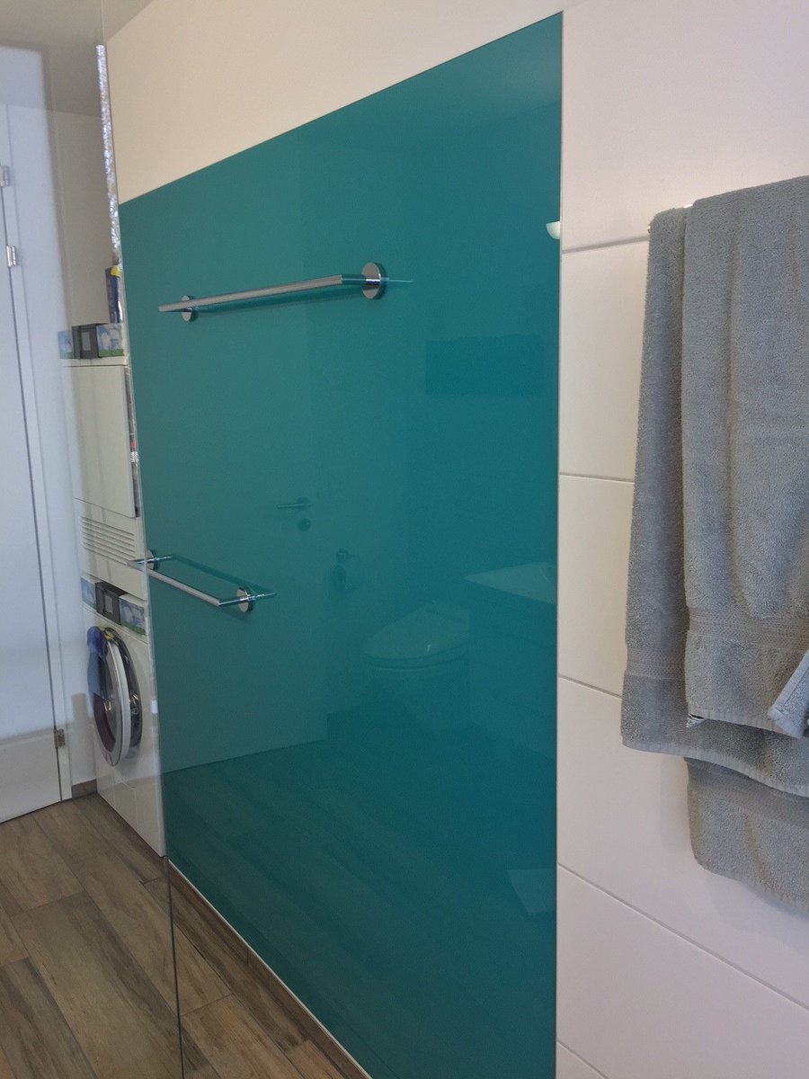 KettnerGlas's tweet photo. Wir haben heute keinen #BlackFriday - wir sehen heute GRÜN!
 Frisch verbaut: #Glasrückwand mit #Lackierung in #Badezimmer, natürlich inklusiver #Handtuchhalter - was sonst? https://t.co/mF3u44t6Dg