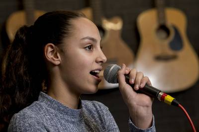 Sanna uit Hoenderloo (15) doet mee met 13 The Musical: Sanna van Koesveld (15) uit Hoenderloo mag meedoen in '13 de musical'. Ze reist langs theaters in Nederland. destentor.nl/apeldoorn/sann…