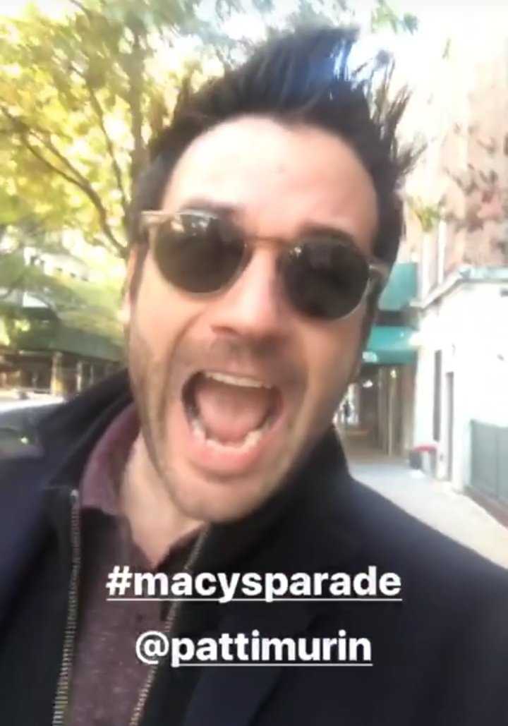 colin_donnell_'s tweet photo. Colin via sa story instagram hier lors de la parade de Thanksgiving à New York.📸 https://t.co/XEACC6kR0c