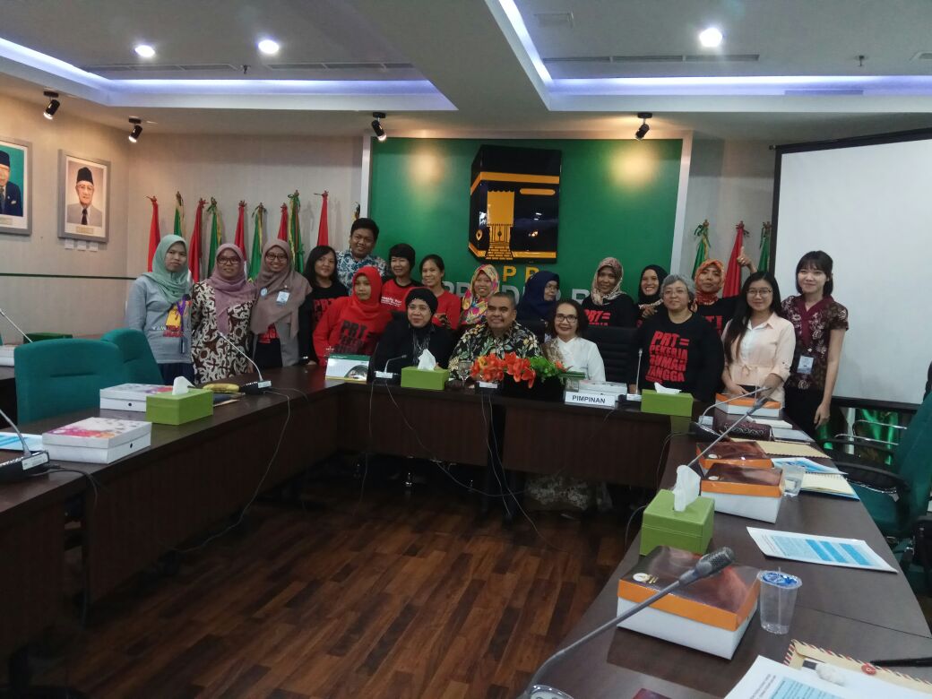 HapsariSutina's tweet photo. Kami PRT butuh undang undang 
Butuh perlindungan berapa banyak lagi PRT yg akan jadi korban karena tidak ada nya UU PRT 😰😰 @jalaprt @jokowi @Pak_JK @bukan_PEMBANTU 
SYAHKAN UU PRT,, karena kami juga rakyat Indonesia https://t.co/HPIDtQ2eSx