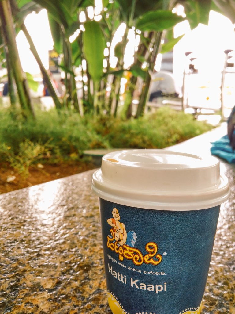 manaliKukreja's tweet photo. Morning couldn't be any better. #coffeelove #airportscenes #randomtrips https://t.co/RdNmQanOQL