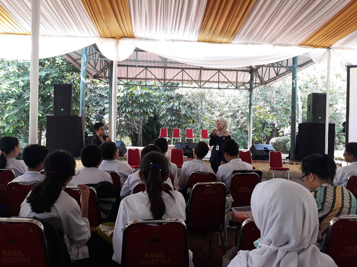 hellonatureID's tweet photo. Saat ini sedang berlangsung Talkshow bersama @KeMANGTEERJKT . Mereka akan memperkenalkan mangrove kepada adik2 dari SMPN 41 Jakarta. Kamu tertarik juga dengan mangrove? Yuk, datang dan ikuti talkshownya di Hello Nature 2017 #HelloNatureId #greenersco #akujagabhumi https://t.co/Read4NvlXE