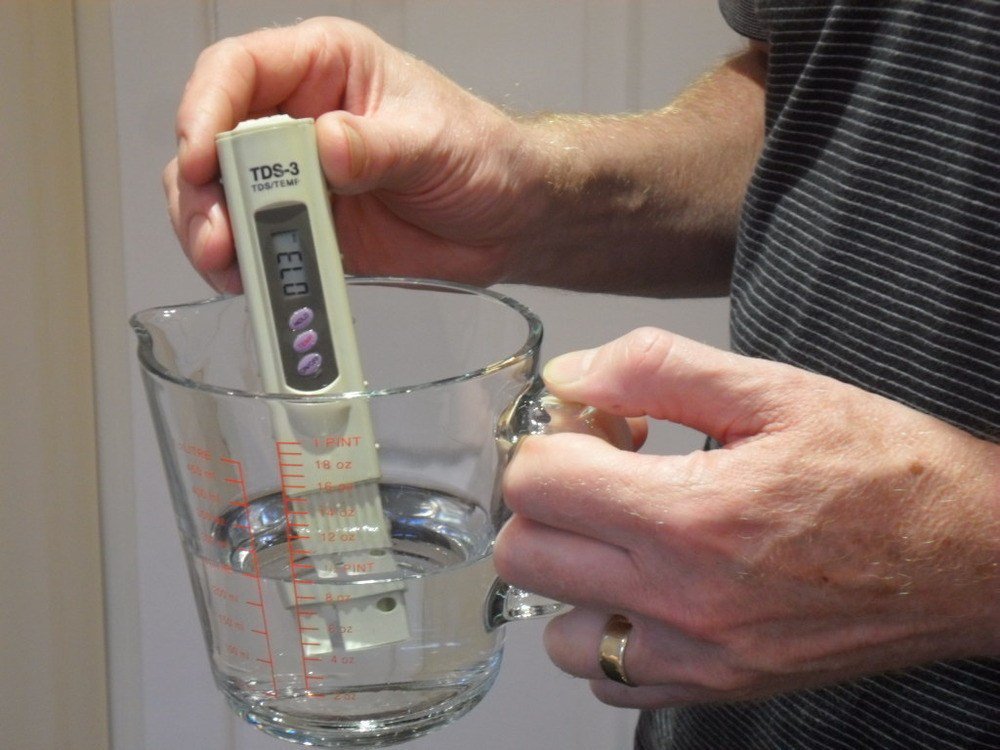 Как проверить качество воды в домашних. Солемер ТДС метр TDS-3. Прибор для измерения жесткости воды. ТДС метр в стакане воды. Проверка качества воды в домашних условиях.