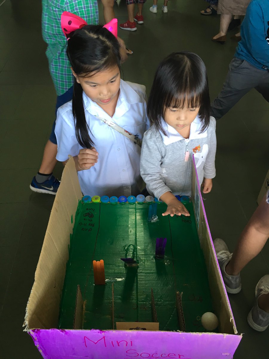 MrsRuthaisClass's tweet photo. Today we opened our arcade for our reading buddies! So much fun! #globalcardboardchallenge #risrocks https://t.co/VZiTk8apm9