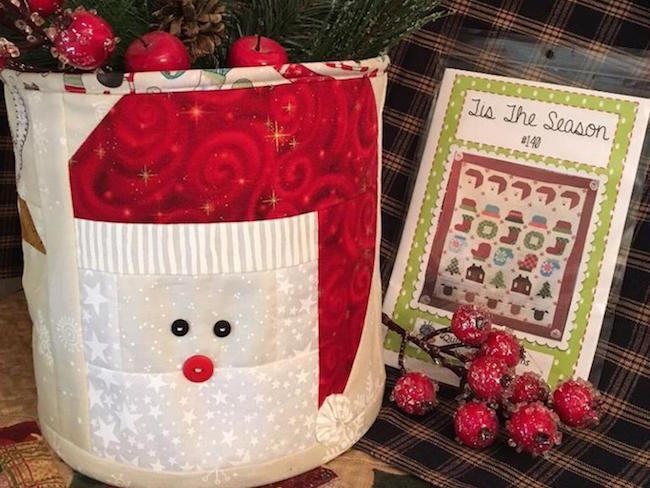 CakesClub's tweet image. "Free Pattern Friday: Deck the Halls!" via The Craftsy Cake Decorating Blog: