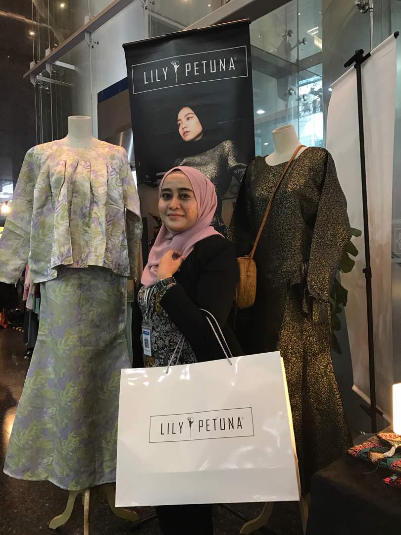 jomjual's tweet photo. wajah wajah gembira yang shopping di #lilypetunaXbankrakyat #lilypetuna #saleloriterbalik https://t.co/iVYYzxVJfH