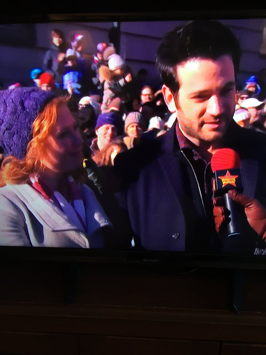 colin_donnell_'s tweet photo. Colin et Patti lors de la parade à New York.📸 https://t.co/47Yu2tQtV8