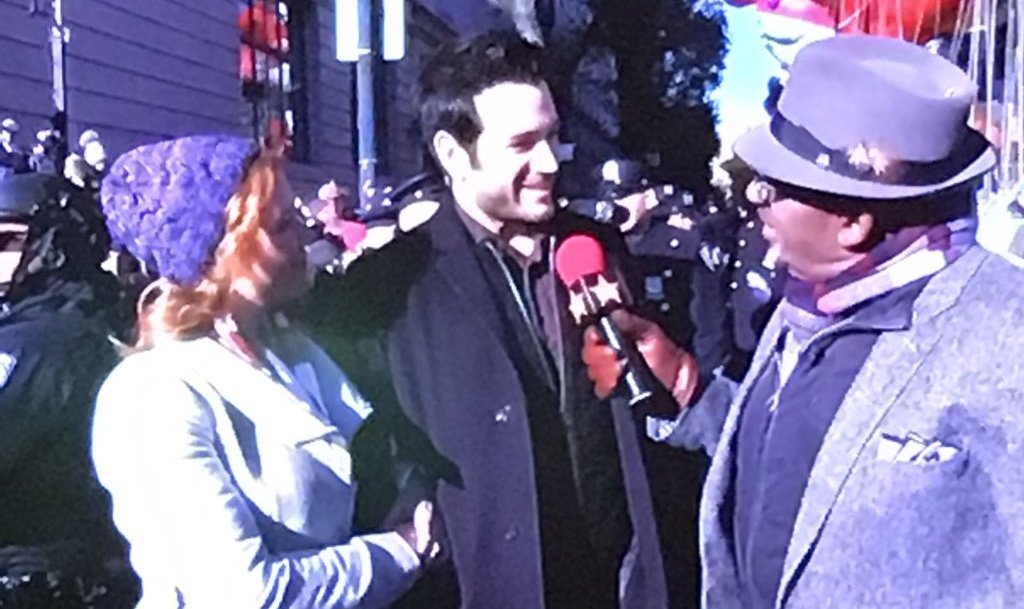 colin_donnell_'s tweet photo. Colin et Patti lors de la parade à New York.📸 https://t.co/47Yu2tQtV8