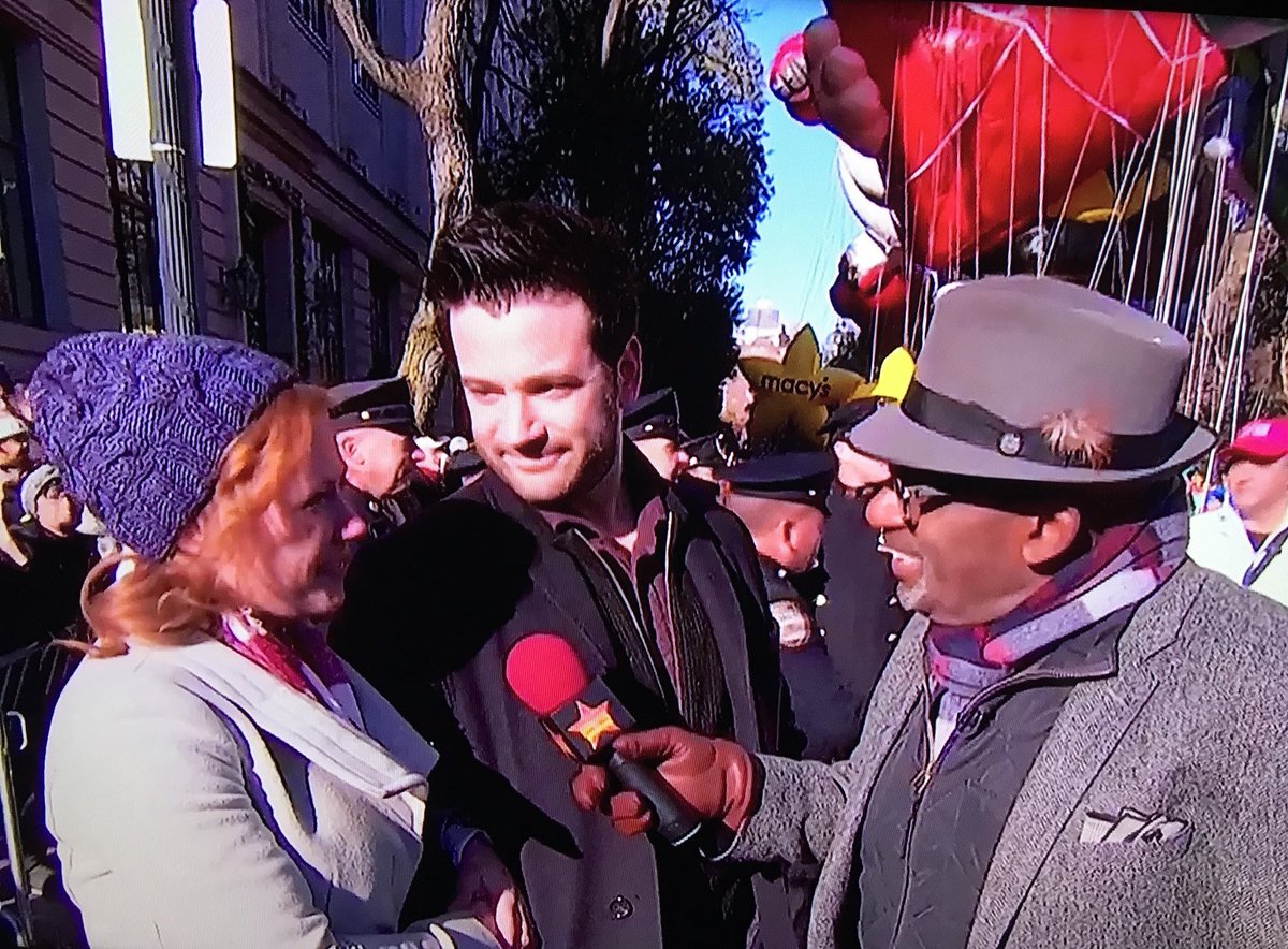 colin_donnell_'s tweet photo. Colin et Patti lors de la parade à New York.📸 https://t.co/47Yu2tQtV8