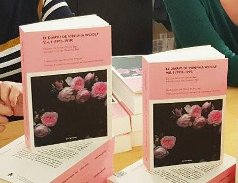 CarlosLAsensio's tweet photo. "Mujeres y literatura" (@MGEdiciones) y el primer volumen de los "Diarios" (@TresHermanasEd) de #VirginiaWoolf y "Espejismos" (@harpolibros), diario inexpurgado de #AnaïsNin. ¿Qué más pedirle a noviembre? 📚🤷 https://t.co/RzjjZFpAgX