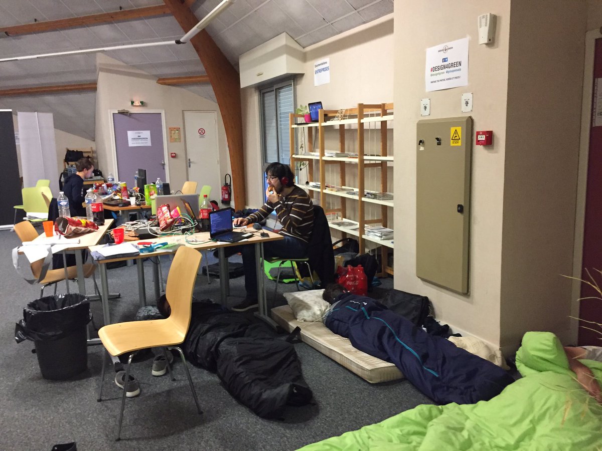HannahW44's tweet photo. 38 heures écoulées, dernière ligne droite, optimisation time #Design4Green #greenIT #InternationalHackathon #EcoDesign @groupeesaip @Design4Green May the greek Code be with all teams https://t.co/LLiHTQYsSI