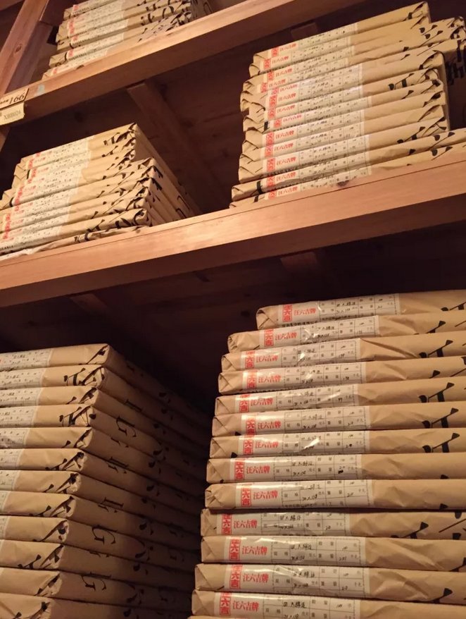 hangzhoufeel's tweet photo. On top of the Gushan Hill next to the #WestLake locates the“central paper storeroom” constructed by #ZhejiangLibrary. A precious #collection of 207 kinds of #paper is preserved: Almost all types of traditionally hand-made papers that you could discover in #China are here. https://t.co/gyIBXRjQAM