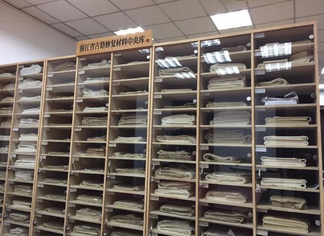 hangzhoufeel's tweet photo. On top of the Gushan Hill next to the #WestLake locates the“central paper storeroom” constructed by #ZhejiangLibrary. A precious #collection of 207 kinds of #paper is preserved: Almost all types of traditionally hand-made papers that you could discover in #China are here. https://t.co/gyIBXRjQAM