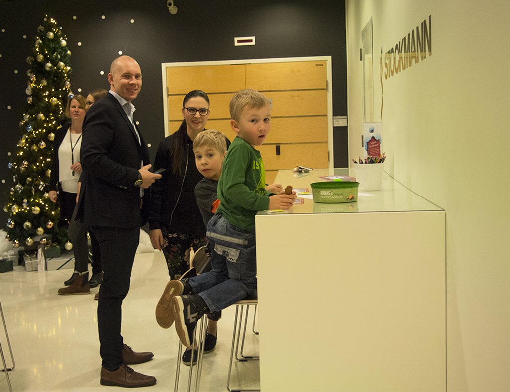 StockmannFI's tweet photo. Vilinää ja vilskettä! Stockmann jälleen mukana #lapsimukaantöihinpäivä'ssä #stocmannstaff #stockmann https://t.co/wLSElt3nir