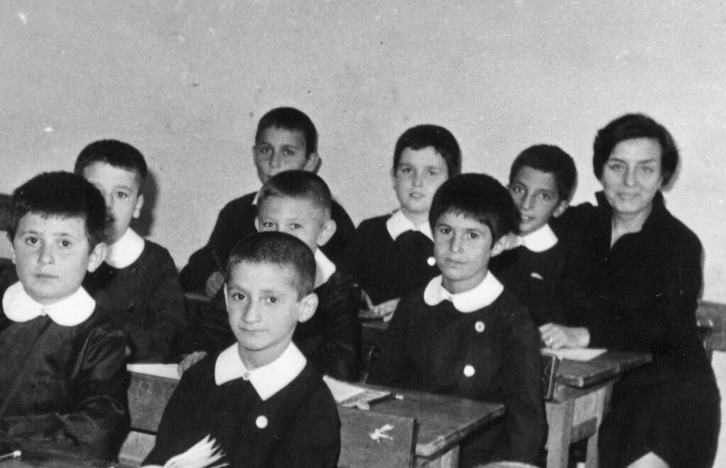 ali_ihsanarslan's tweet image. #24KasımÖğretmenlerGünü kutlu olsun. Hayatlarını bizleri yetiştirmeye adayan öğretmenlerimiz, fedakarlık ve gayretleriyle de bize örnek oldular. Onlara hürmet ve şükran borçluyuz.