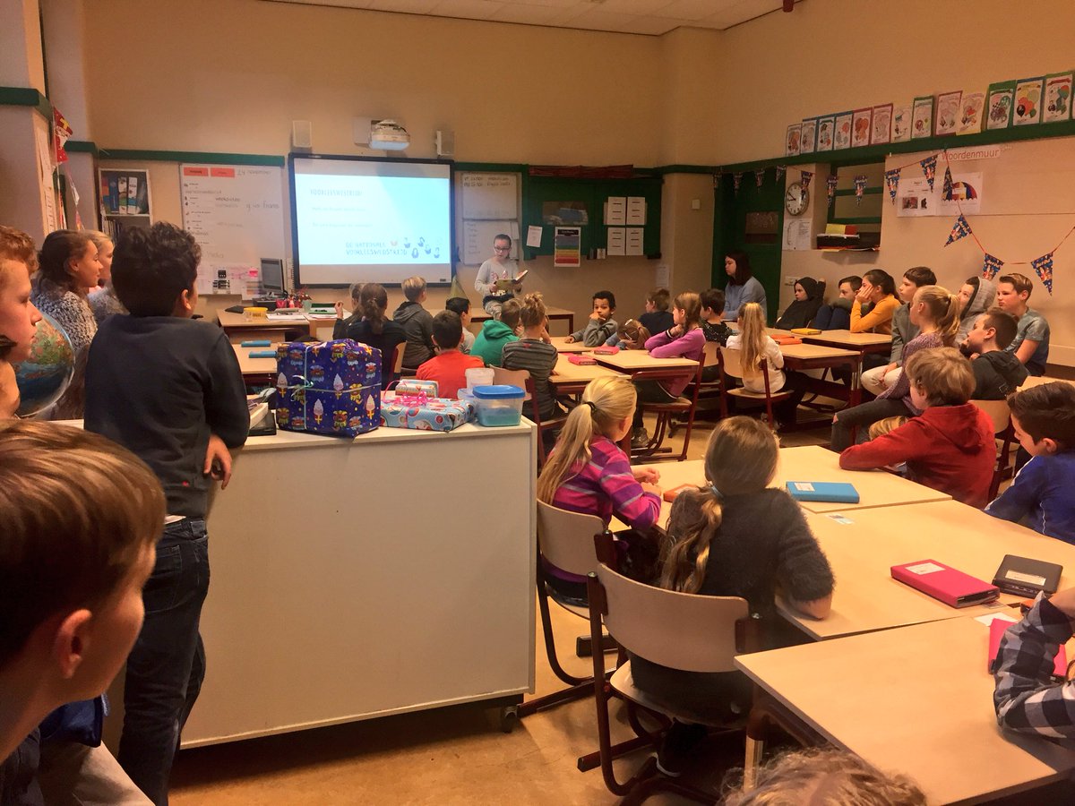 MeesterDanielvH's tweet photo. De voorleeswedstrijd is begonnen. Mels uit groep 8 neemt het op tegen Sanne uit groep 7. https://t.co/IvgwSTF1ym