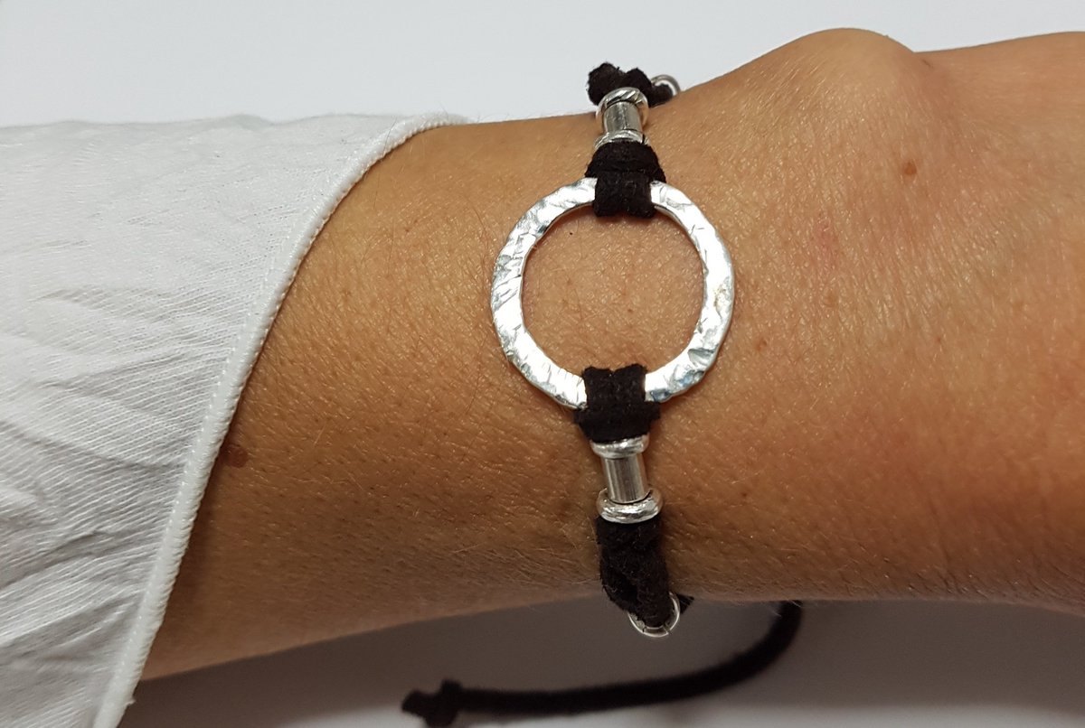 Lolandsilver2's tweet photo. NUEVA COLECCION!!!#Boho
#Pulseras de #Cuero y #Plata texturizada. Trabajada a mano, artesanalmante
#Silver #Leather #CraftSilver
#Handmade #PlataArtesanal https://t.co/MZdeARdEQy