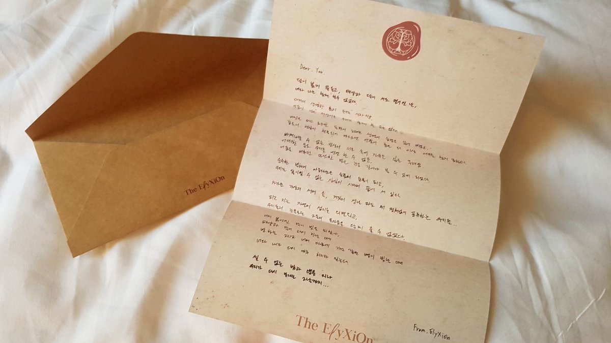 exouniversetr's tweet image. [171124] The EℓyXiOn mektup setinin içerisinde yer alan el yazısı ile yazılmış mektubun çevirisi:

"...Sayısız geceler ve yıldızlar geçtiğinde...
Tekrar görüşeceğimiz o güne kadar..."

*Hayranlar mektubun, The EℓyXiOn teaserında D.O.'nun yazdığı mektup olduğunu düşünüyor.✉