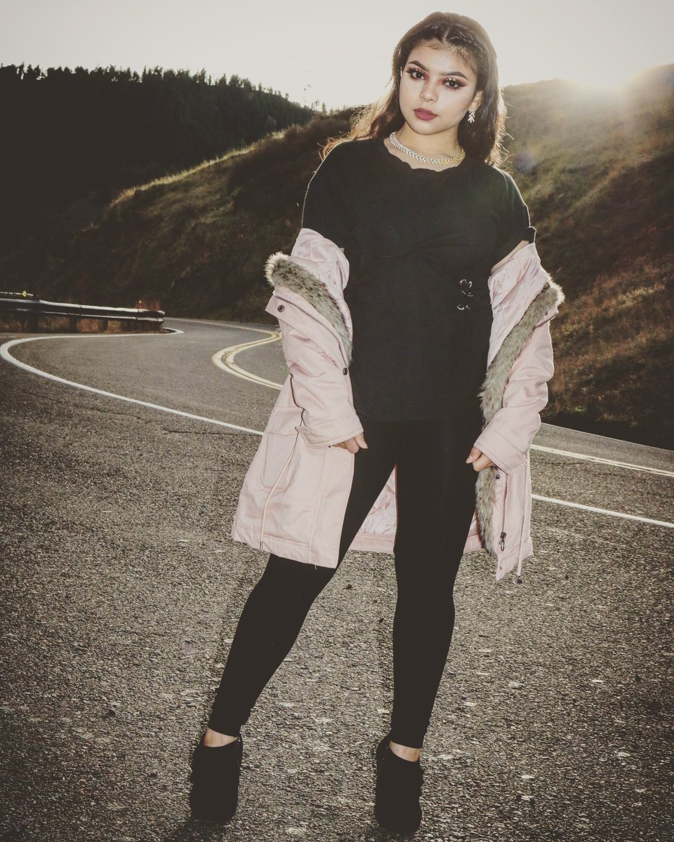 CesarVallesM's tweet photo. I did my cousin's Senior Pictures before our Thanksgiving Dinner today and I couldn't be any more happy with the results I got. Very beautiful, @lorena777_ !!! #FewOfTheMany https://t.co/pHEYfN36kf
