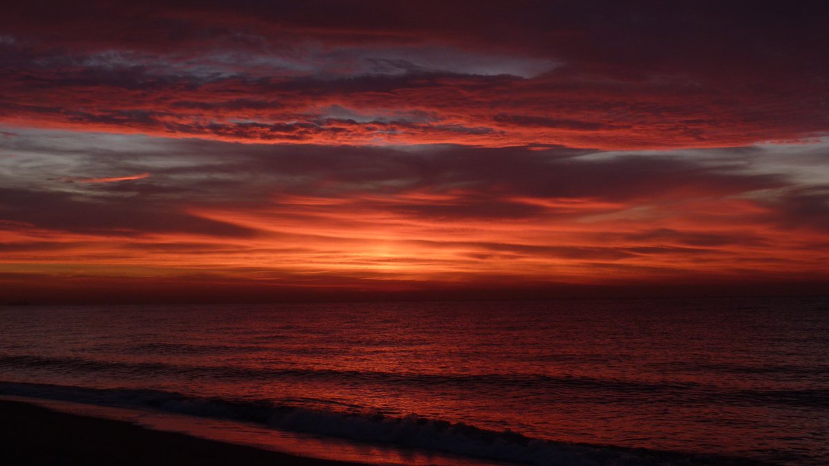 xavicabopapiol's tweet photo. @BCNinfosite @bcnmoltmes @catexperience @AjuntamentGava @GtvNoticies #BonDia #BuenosDias #GoodMorning #FelizFinde #Albada #Sunrise. Des de , la Platja de #Gava. #GavaTurisme #GavaBeach. https://t.co/uGlXmRjZxV