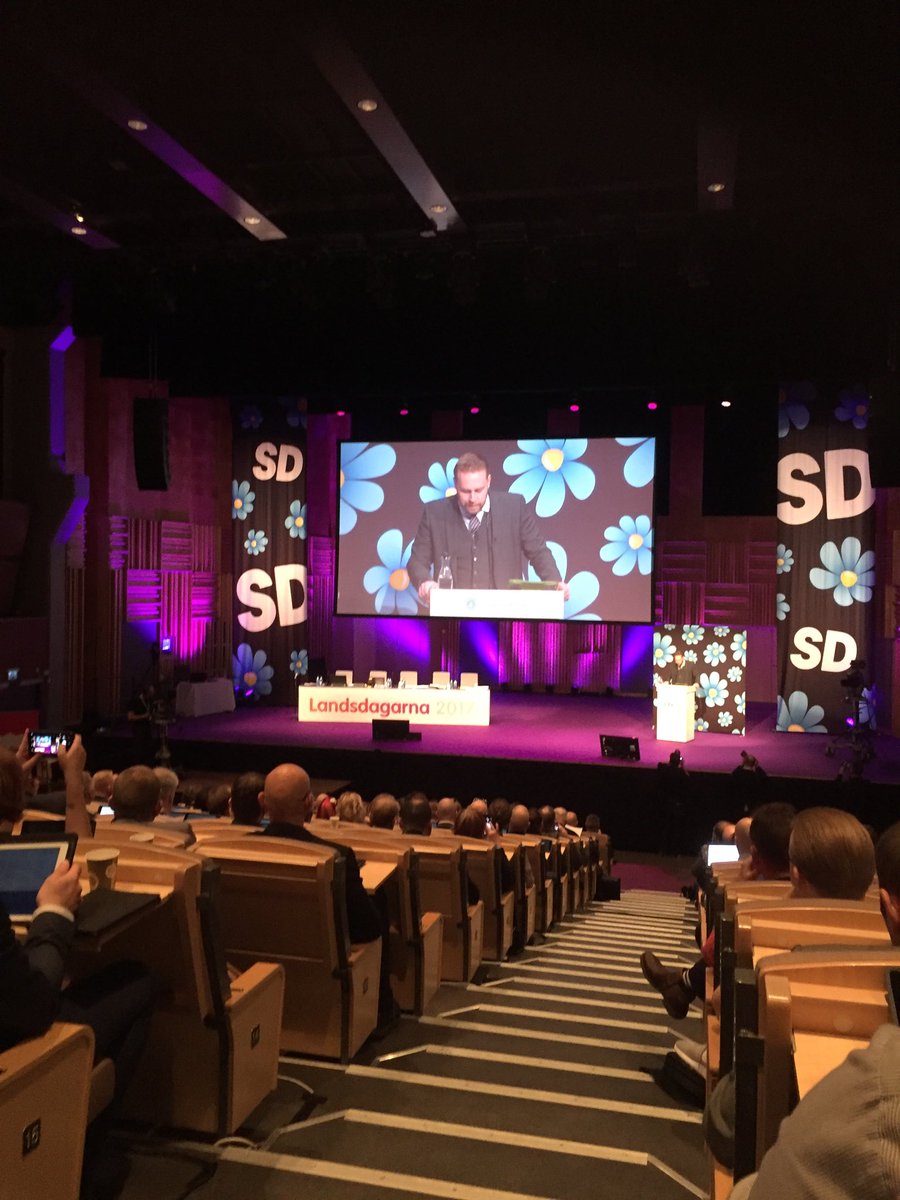 DennisDioukarev's tweet photo. Varför vill Moderaterna regera med Centerpartiet som tycker det är fullt rimligt med 30 miljoner i invandring? - M.Karlsson #LD2017 https://t.co/OEn4DpAnBB