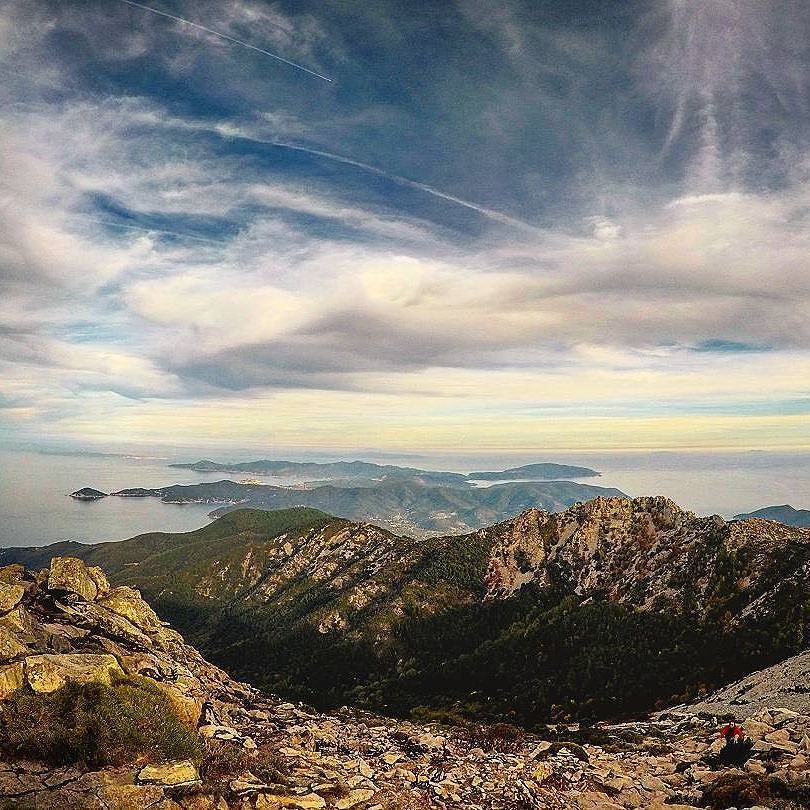 isoladelbaapp's tweet photo. Buongiorno dal Monte Capanne, con i suoi 1019m s.l.m. è la vetta più alta dell'#elba e  dell'#arcipelagotoscano. Foto di @alessio_gambini.
Continuate a taggare la vostre foto con #isoladelbaapp il tag delle vostre vacanze all'#isoladelba.
Visita … https://t.co/wOGTDg676z https://t.co/tUtufRPEvV