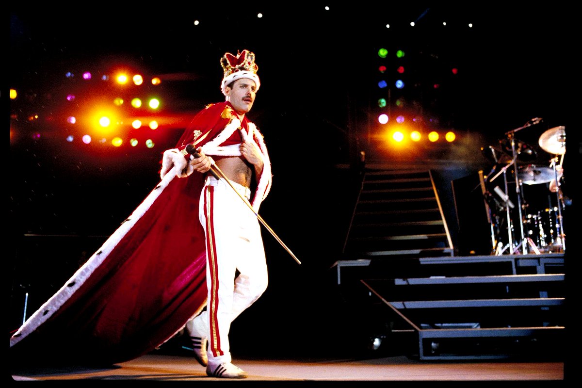 elOrdenMundial's tweet photo. Hoy, 24 de noviembre, se cumplen 26 años de la muerte de #FreddieMercury
God Save The Queen https://t.co/rFwwQT6Eei