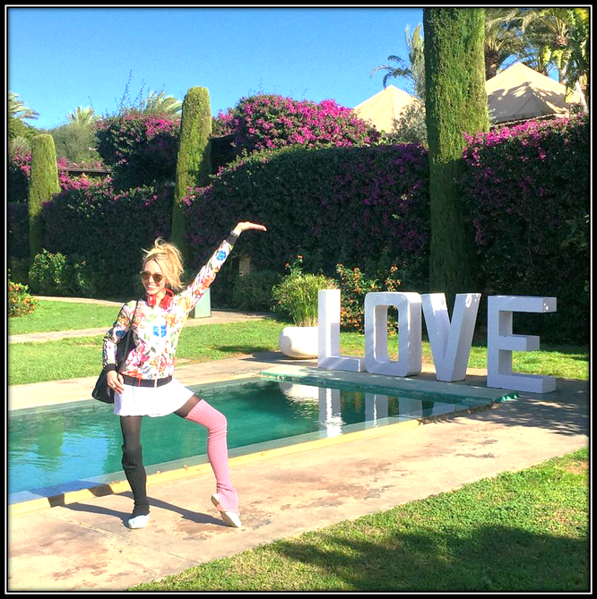 FRIDAY•FEELING|| Sending you all some Friday LOVE! 🖤 #AllYouNeedIsLove #FridayFeeling #FridayLove 🖤